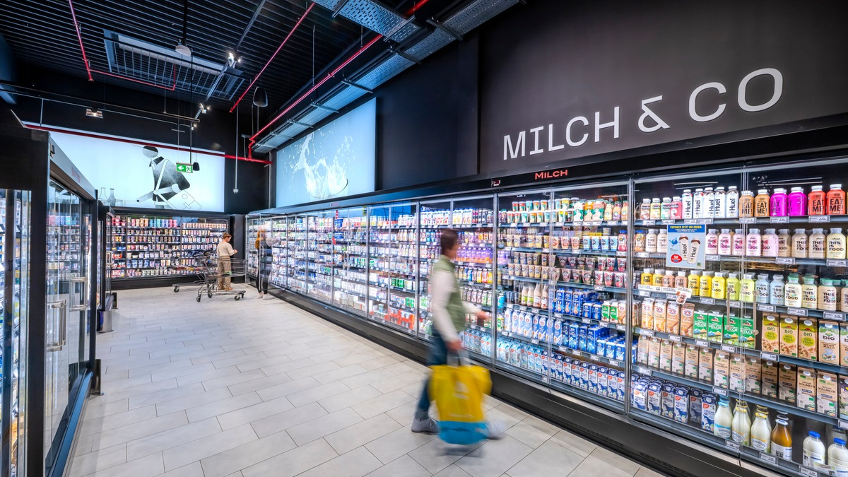 Ein wichtiger Schritt für mehr Tierwohl: EDEKA-Verbund bezieht erstmals mehr als 1,5 Milliarden Liter Milch aus Haltungsform 3 oder höher - Foto: presseportal.de