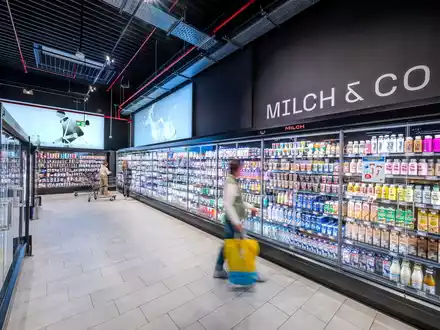 Ein wichtiger Schritt für mehr Tierwohl: EDEKA-Verbund bezieht erstmals mehr als 1,5 Milliarden Liter Milch aus Haltungsform 3 oder höher - Foto: presseportal.de