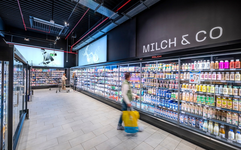 Ein wichtiger Schritt für mehr Tierwohl: EDEKA-Verbund bezieht erstmals mehr als 1,5 Milliarden Liter Milch aus Haltungsform 3 oder höher - Foto: presseportal.de Ein wichtiger Schritt für mehr Tierwohl: EDEKA-Verbund bezieht erstmals mehr als 1,5 Milliarden Liter Milch aus Haltungsform 3 oder höher - Foto: presseportal.de