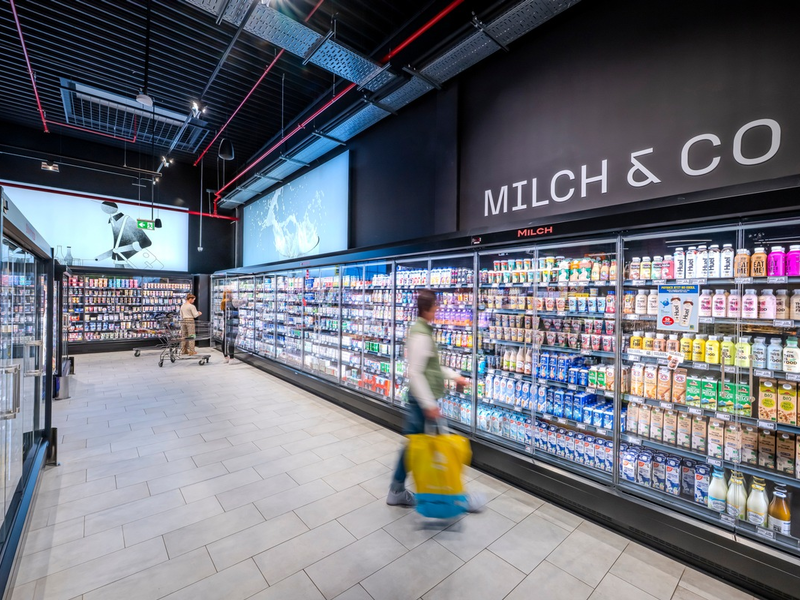 Ein wichtiger Schritt für mehr Tierwohl: EDEKA-Verbund bezieht erstmals mehr als 1,5 Milliarden Liter Milch aus Haltungsform 3 oder höher - Foto: presseportal.de