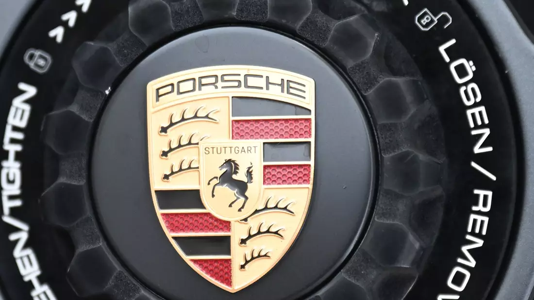 Porsche verschärft Sparkurs. (Foto aktuell) - Bild: Bernd Weißbrod/dpa