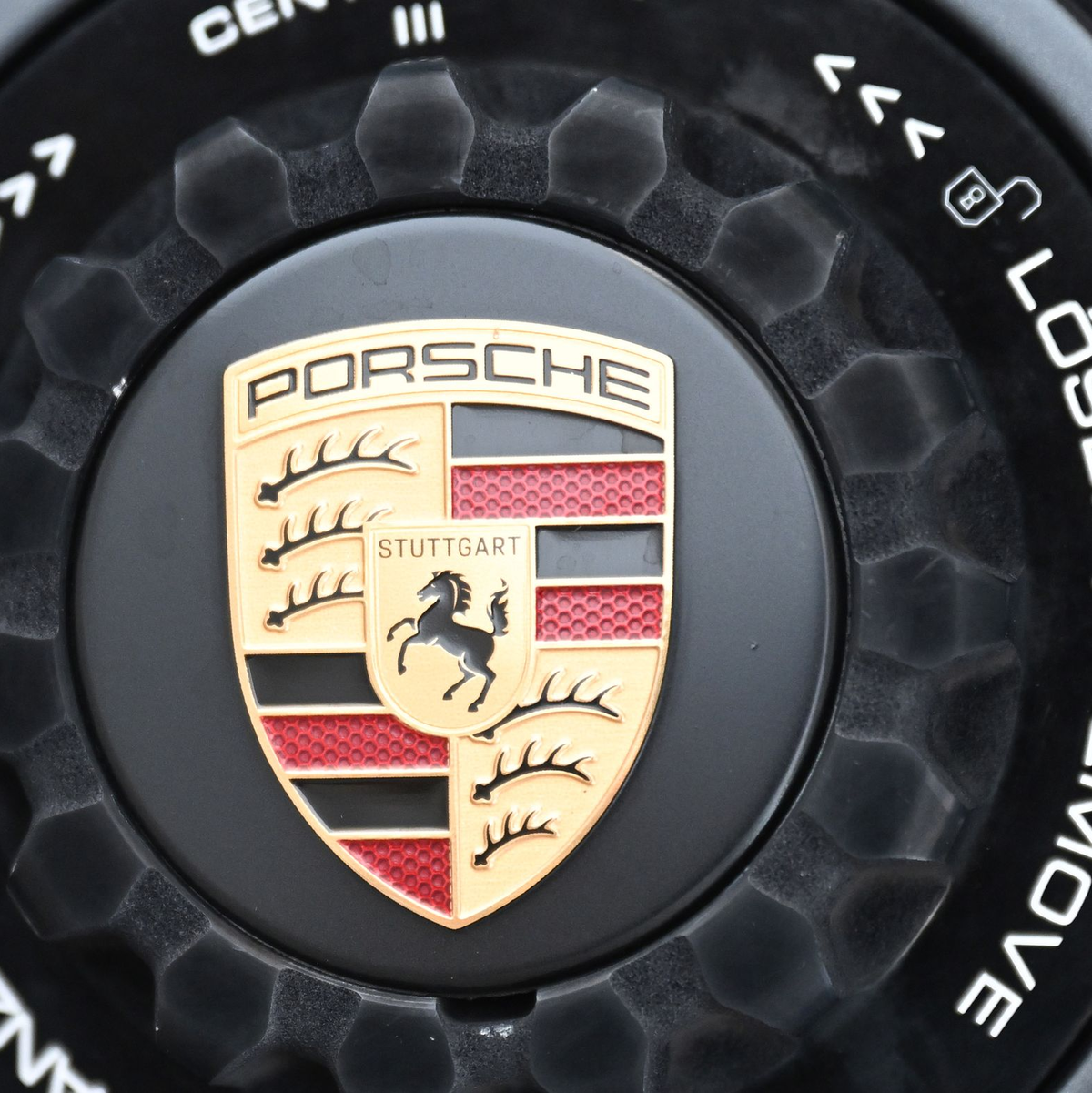 Porsche verschärft Sparkurs. (Foto aktuell) - Foto: Bernd Weißbrod/dpa