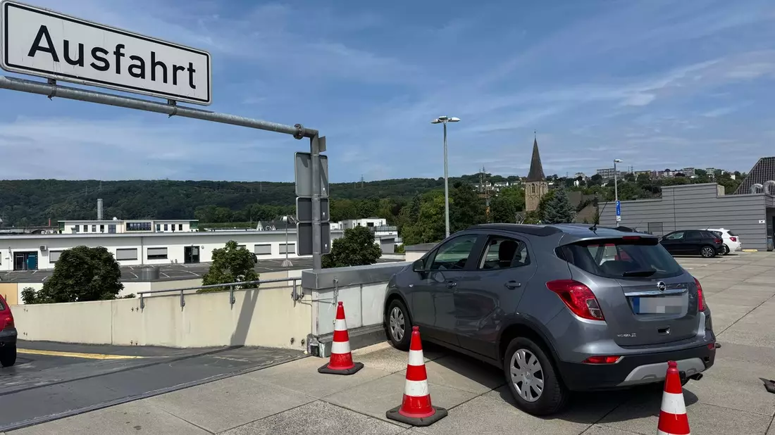 FW-EN: Schwieriger Feuerwehreinsatz nach PKW-Unfall am Mühlencenter - Zwei Leichtverletzte, vier beschädigte Fahrzeuge - Bild: presseportal.de