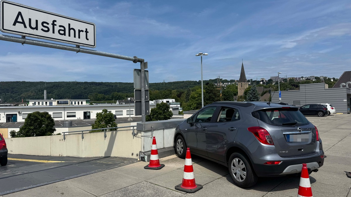 FW-EN: Schwieriger Feuerwehreinsatz nach PKW-Unfall am Mühlencenter - Zwei Leichtverletzte, vier beschädigte Fahrzeuge - Foto: presseportal.de
