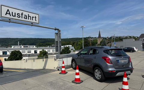 FW-EN: Schwieriger Feuerwehreinsatz nach PKW-Unfall am Mühlencenter - Zwei Leichtverletzte, vier beschädigte Fahrzeuge - Foto: presseportal.de