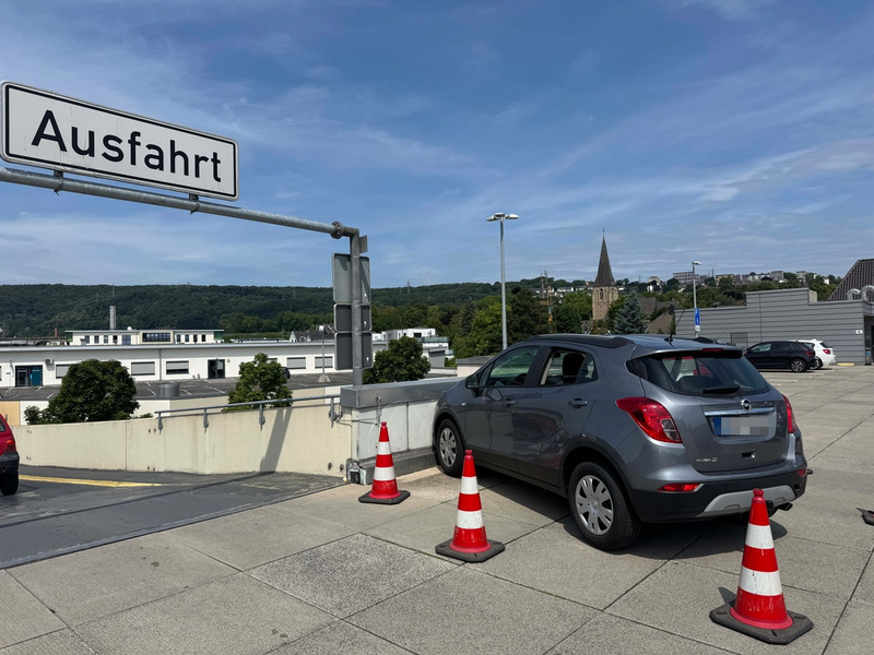 FW-EN: Schwieriger Feuerwehreinsatz nach PKW-Unfall am Mühlencenter - Zwei Leichtverletzte, vier beschädigte Fahrzeuge - Foto: presseportal.de