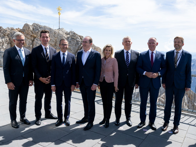 Für das Treffen ging es hoch hinaus - Bundesinnenminister Dobrindt lud auf die Zugspitze ein. - Foto: Sven Hoppe/dpa