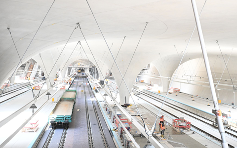 Ab Dezember 2026 sollen Züge des Fernverkehrs zum größten Teil im neuen Stuttgarter Tiefbahnhof enden. Der Regionalverkehr muss laut Bahn aber noch zum Teil bis Juli 2027 in den alten Kopfbahnhof fahren. (Archivbild) - Foto: Bernd Weißbrod/dpa