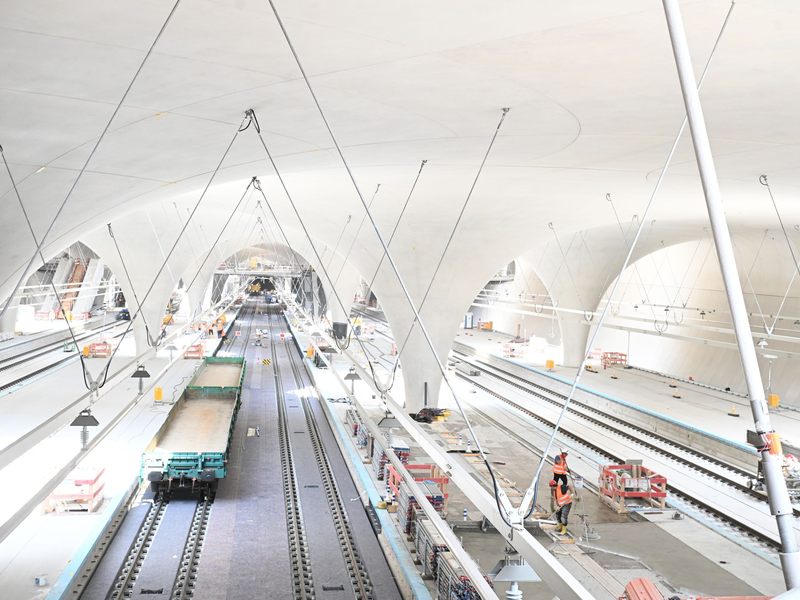 Ab Dezember 2026 sollen Züge des Fernverkehrs zum größten Teil im neuen Stuttgarter Tiefbahnhof enden. Der Regionalverkehr muss laut Bahn aber noch zum Teil bis Juli 2027 in den alten Kopfbahnhof fahren. (Archivbild) - Foto: Bernd Weißbrod/dpa