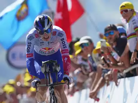 Tadej Pogacar siegte auch in Peyragudes.  - Foto: Thibault Camus/AP/dpa