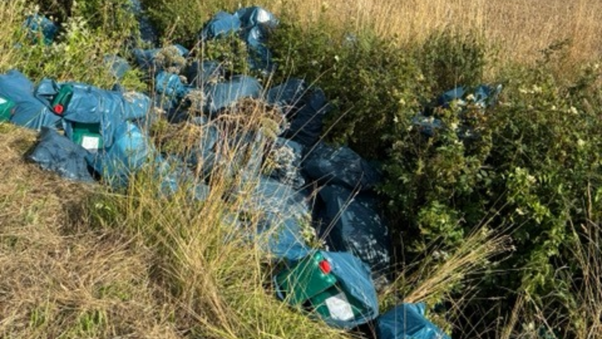 POL-HI: Unerlaubte Beseitigung teils giftigen Abfalls in der Natur - Foto: presseportal.de