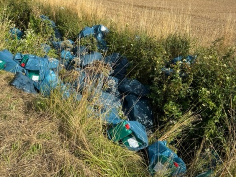 POL-HI: Unerlaubte Beseitigung teils giftigen Abfalls in der Natur - Foto: presseportal.de