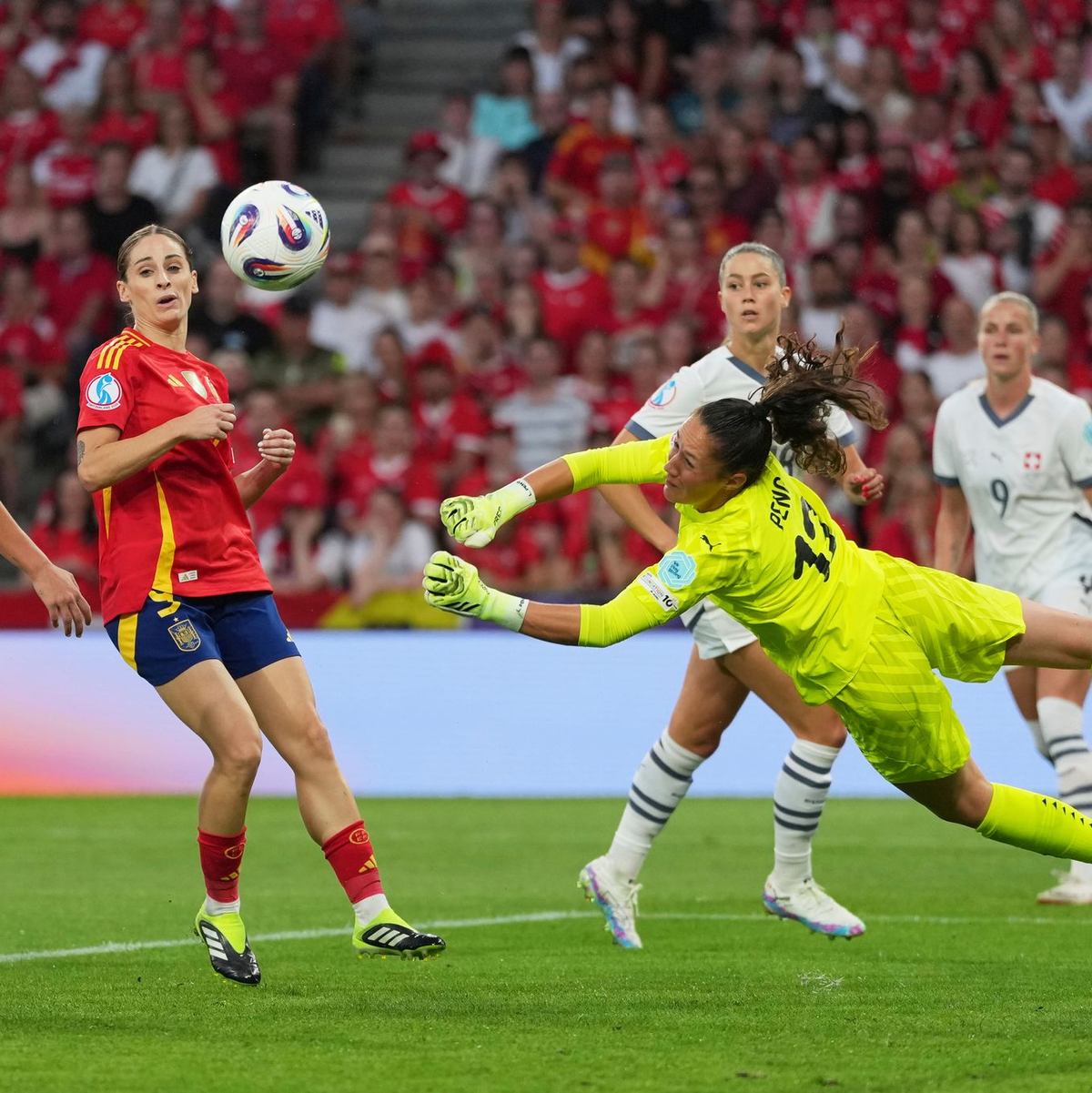 Schöne Flugshow: Schweiz-Torhüterin Livia Peng. - Foto: Martin Meissner/AP/dpa