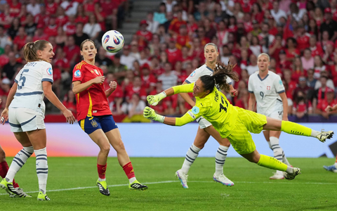 Schöne Flugshow: Schweiz-Torhüterin Livia Peng. - Foto: Martin Meissner/AP/dpa