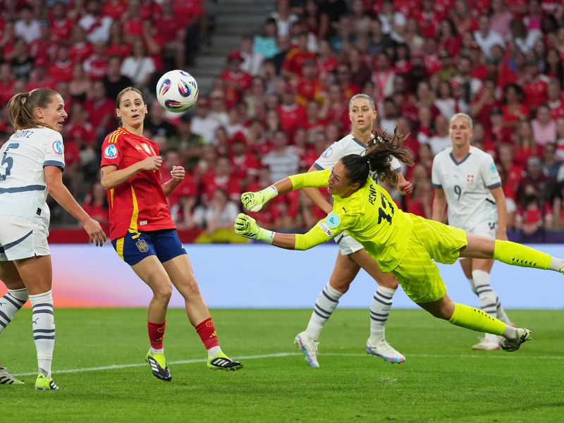 Schöne Flugshow: Schweiz-Torhüterin Livia Peng. - Foto: Martin Meissner/AP/dpa