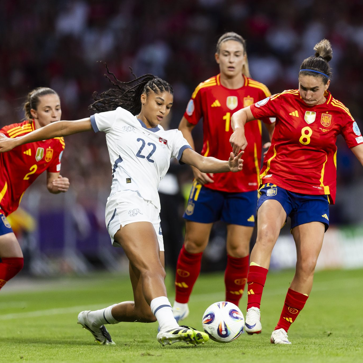 Engagiert an der Seitenlinie: Die Schweizer Trainerin Pia Sundhage. - Foto: Peter Klaunzer/KEYSTONE/dpa