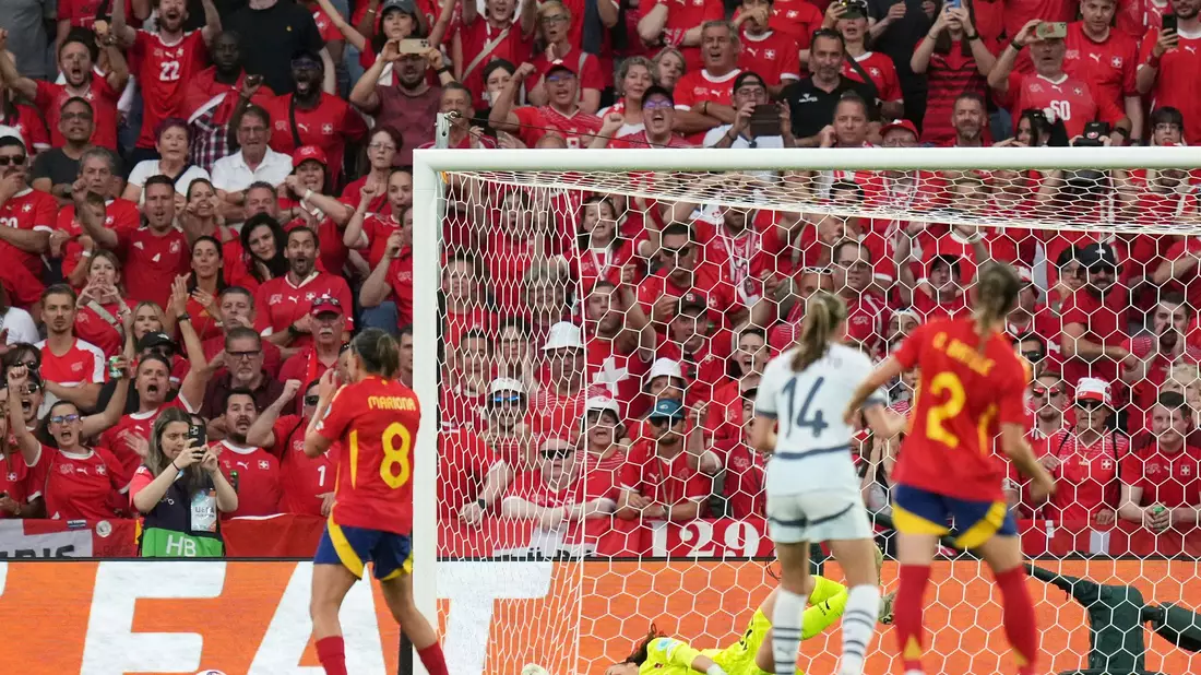Links vorbei: Mariona Caldenteys Elfmeter. - Bild: Alessandra Tarantino/AP/dpa