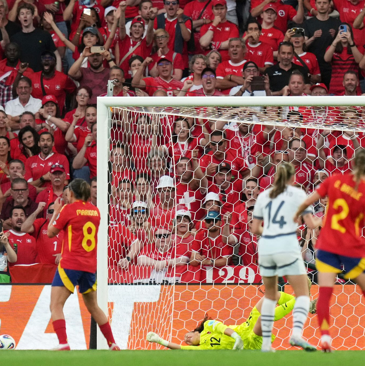 Links vorbei: Mariona Caldenteys Elfmeter. - Foto: Alessandra Tarantino/AP/dpa