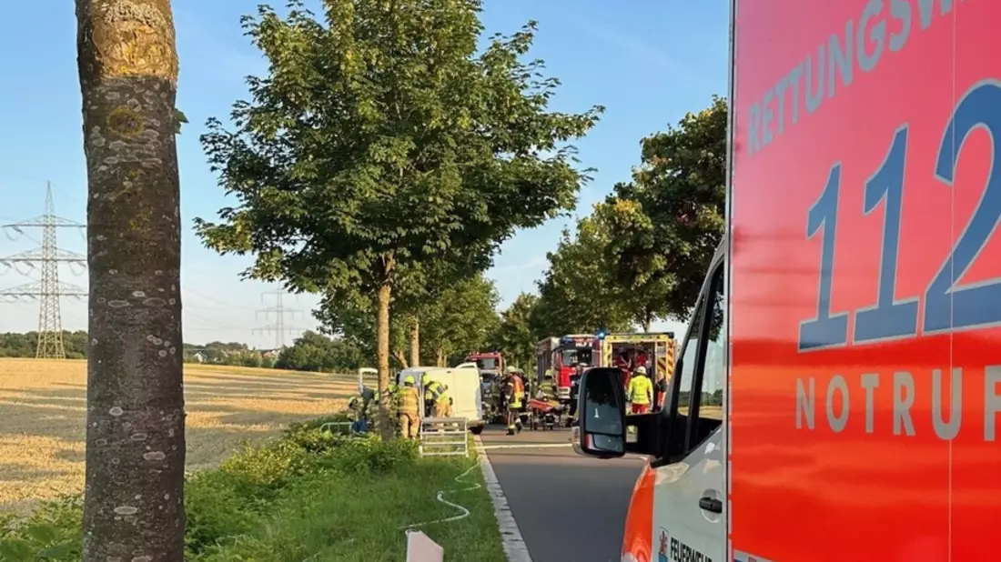 FW-RS: Schwerer Verkehrsunfall in Hückeswagen auf der K1/ Kleintransporter kollidiert mit Baum - Bild: presseportal.de