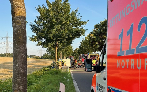 FW-RS: Schwerer Verkehrsunfall in Hückeswagen auf der K1/ Kleintransporter kollidiert mit Baum - Foto: presseportal.de FW-RS: Schwerer Verkehrsunfall in Hückeswagen auf der K1/ Kleintransporter kollidiert mit Baum - Foto: presseportal.de