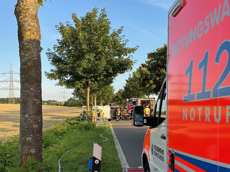 FW-RS: Schwerer Verkehrsunfall in Hückeswagen auf der K1/ Kleintransporter kollidiert mit Baum - Foto: presseportal.de