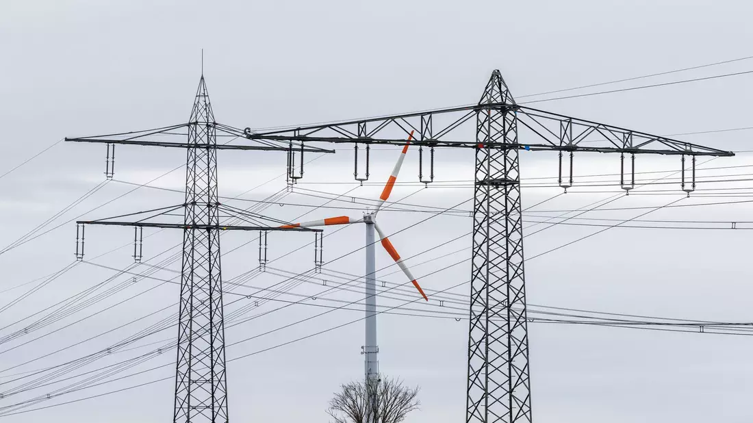 Damit der Windstrom bis zum Stromnutzer kommt, sind Stromleitungen nötig - das ist eine teure Sache. - Bild: Philipp von Ditfurth/dpa