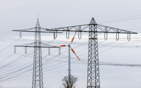 Damit der Windstrom bis zum Stromnutzer kommt, sind Stromleitungen nötig - das ist eine teure Sache. - Foto: Philipp von Ditfurth/dpa