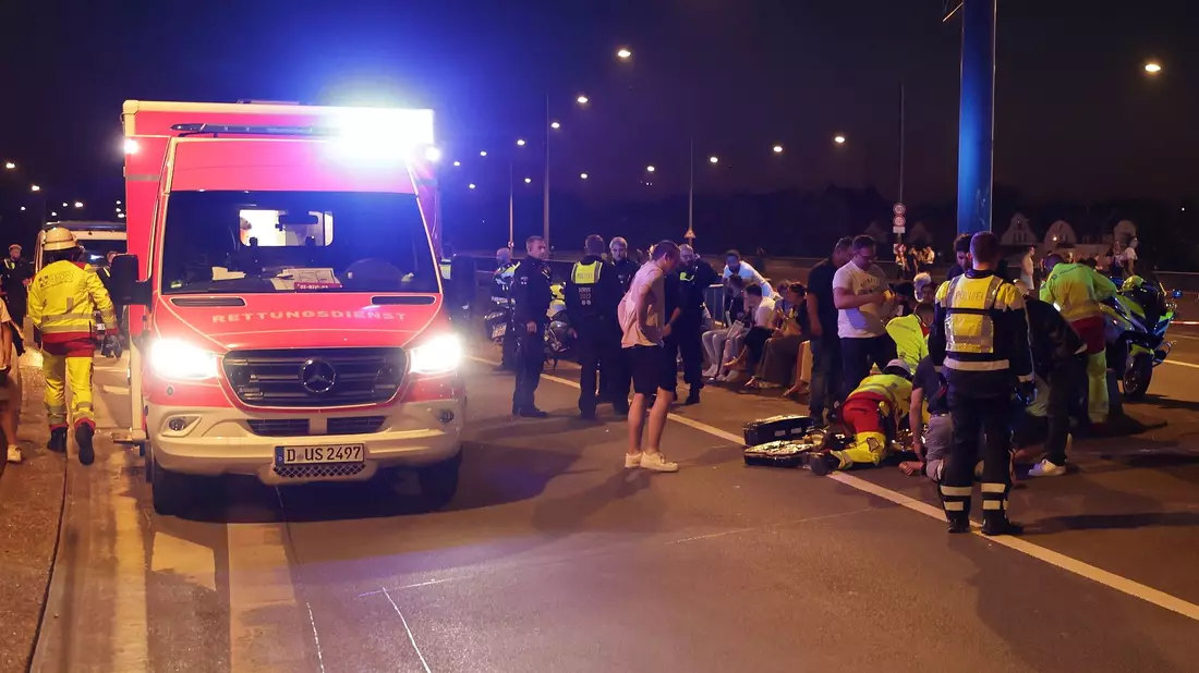 Nach ersten Erkenntnissen sind vier Menschen schwer verletzt worden. - Bild: David Young/dpa