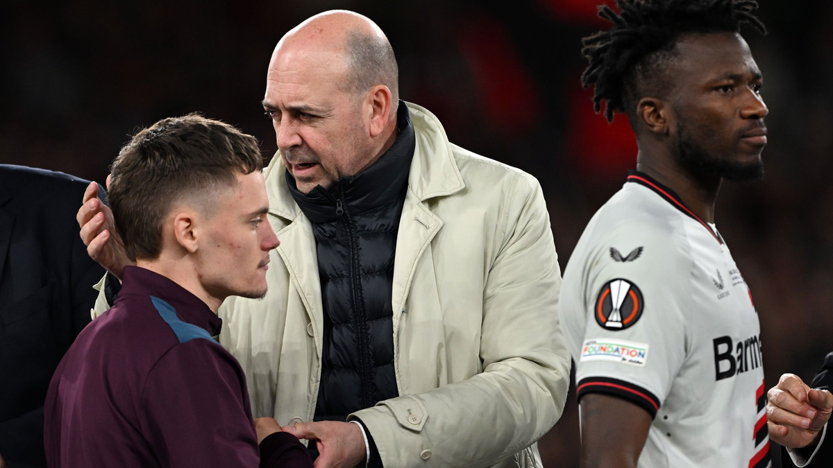 Leverkusen-Boss Fernando Carro (M) ist froh, dass Florian Wirtz (l) nicht zum FC Bayern gewechselt ist. - Foto: Federico Gambarini/dpa