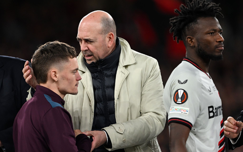 Leverkusen-Boss Fernando Carro (M) ist froh, dass Florian Wirtz (l) nicht zum FC Bayern gewechselt ist. - Foto: Federico Gambarini/dpa Leverkusen-Boss Fernando Carro (M) ist froh, dass Florian Wirtz (l) nicht zum FC Bayern gewechselt ist. - Foto: Federico Gambarini/dpa