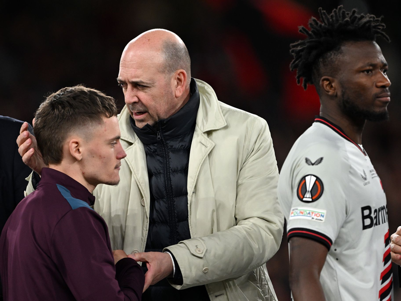 Leverkusen-Boss Fernando Carro (M) ist froh, dass Florian Wirtz (l) nicht zum FC Bayern gewechselt ist. - Foto: Federico Gambarini/dpa