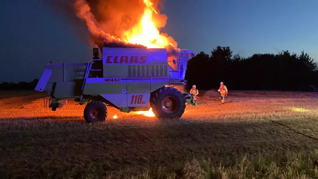 FW Grevenbroich: Feuerwehr löscht brennenden Mähdrescher auf Feld - Bild: presseportal.de