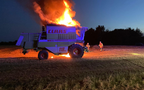 FW Grevenbroich: Feuerwehr löscht brennenden MÀhdrescher auf Feld - Foto: presseportal.de FW Grevenbroich: Feuerwehr löscht brennenden MÀhdrescher auf Feld - Foto: presseportal.de