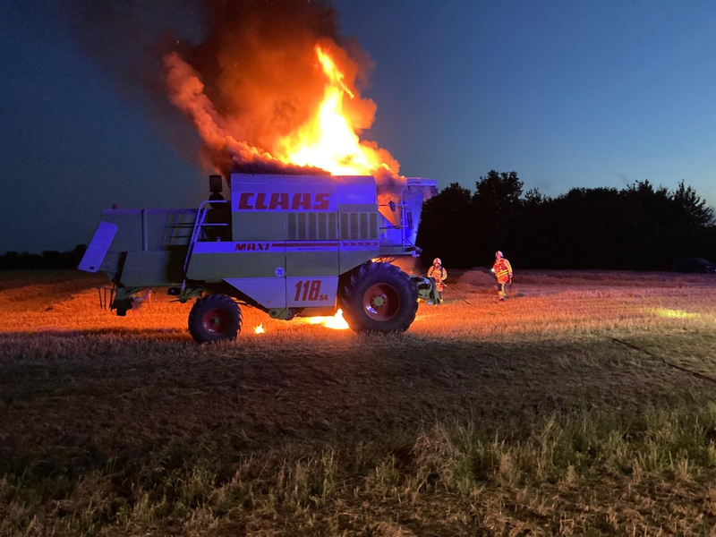 FW Grevenbroich: Feuerwehr löscht brennenden Mähdrescher auf Feld - Foto: presseportal.de