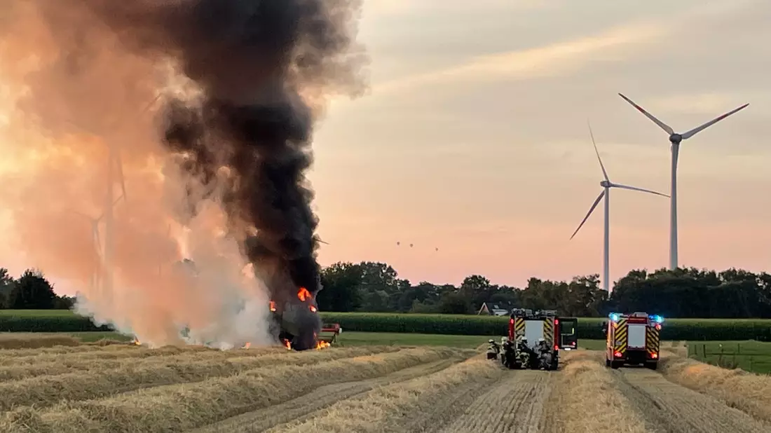 FW Bocholt: Brand eines Mähdreschers - Bild: presseportal.de