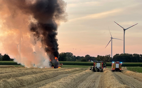 FW Bocholt: Brand eines Mähdreschers - Foto: presseportal.de