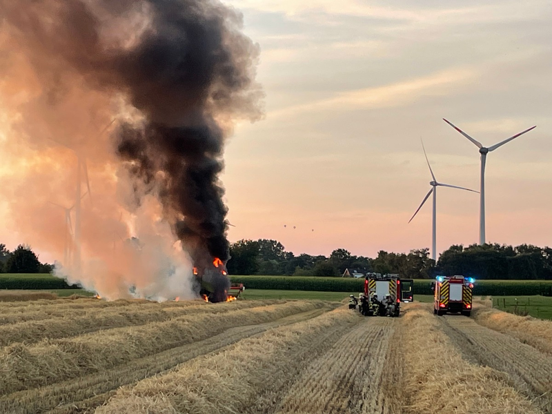 FW Bocholt: Brand eines Mähdreschers - Foto: presseportal.de