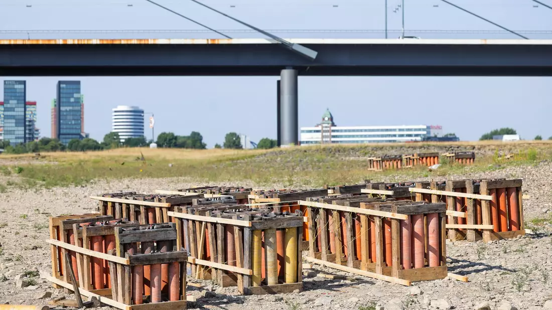 Die Abschussvorrichtungen für das Feuerwerk der Rheinkirmes stehen auf den Rheinwiesen. Die Polizei prüft jetzt, ob eine umgekippte Halterung für das Unglück verantwortlich ist.  - Bild: Christoph Reichwein/dpa