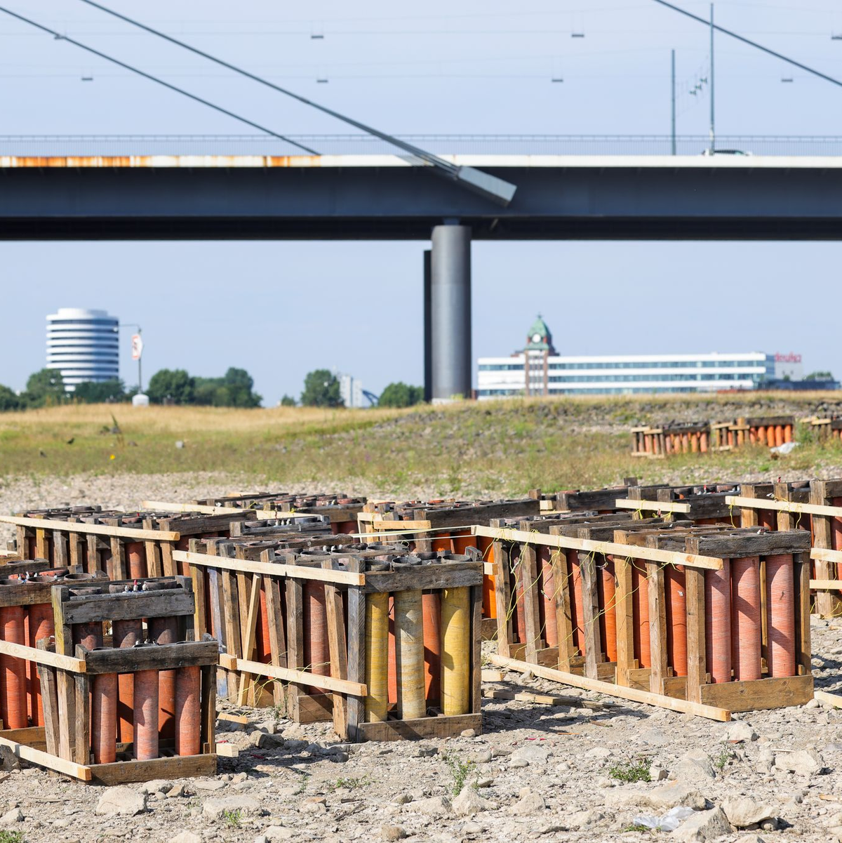 Eine der Abschussvorrichtungen für das Feuerwerk soll vor dem Start umgekippt sein. Die Polizei ermittelt, ob das der Auslöser für das Unglück war.  - Foto: Christoph Reichwein/dpa