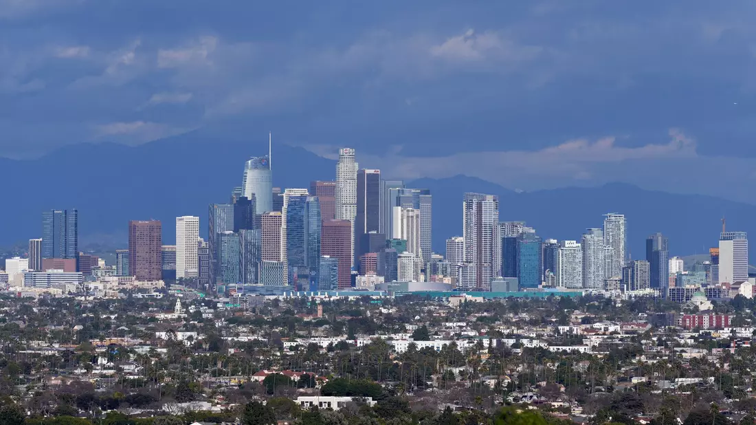 Bei einem Vorfall mit einem Auto soll es in Los Angeles viele Verletzte gegeben haben.  - Bild: Damian Dovarganes/AP/dpa