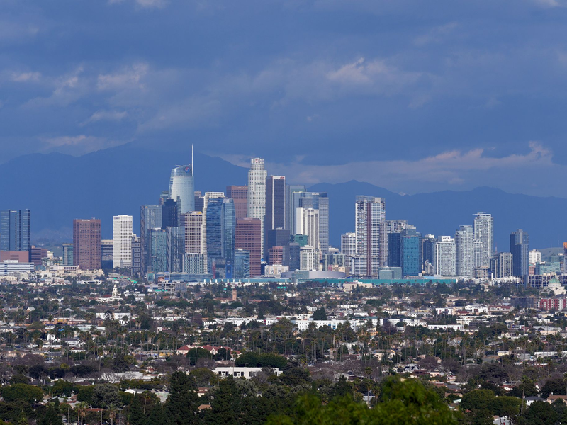 Bei einem Vorfall mit einem Auto soll es in Los Angeles viele Verletzte gegeben haben.  - Foto: Damian Dovarganes/AP/dpa