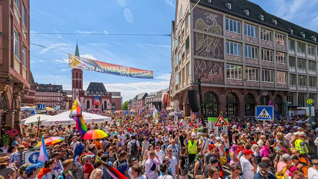 Rund um den Frankfurter Römerberg dominierten Regenbogenfahnen.  - Bild: Andreas Arnold/dpa