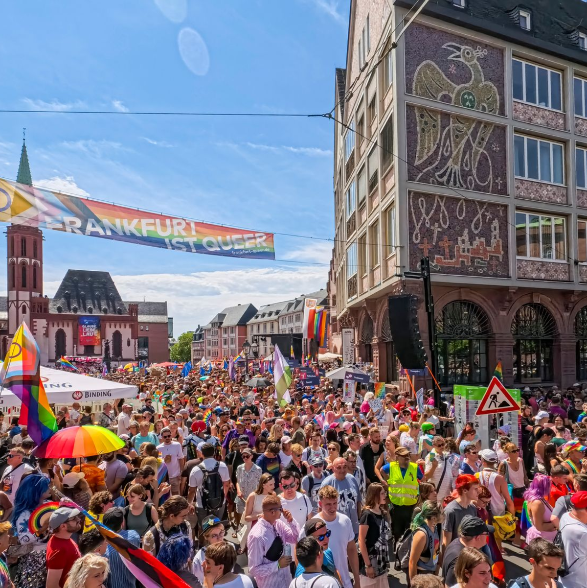 Rund um den Frankfurter Römerberg dominierten Regenbogenfahnen.  - Foto: Andreas Arnold/dpa