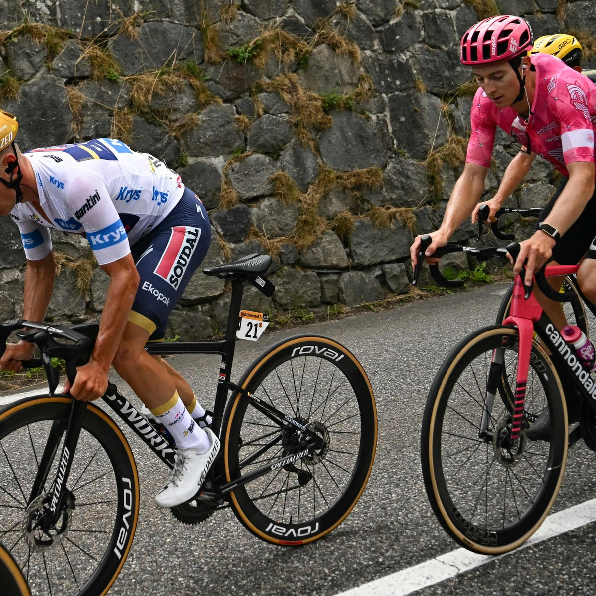 Der Belgier Remco Evenepoel (l) musste bei der Tour aufgeben. - Foto: Loic Venance/AFP/dpa