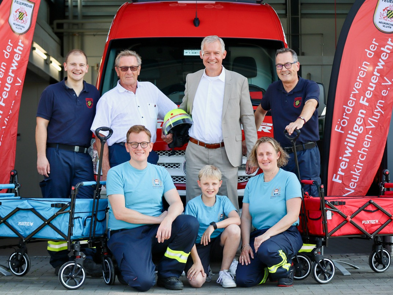 FW Neukirchen-Vluyn: Sparkasse am Niederrhein unterstützt Gründung der Kinderfeuerwehr Neukirchen-Vluyn - Foto: presseportal.de