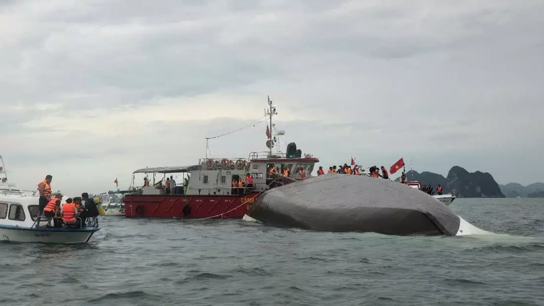 Mindestens 18 Menschen sind bei dem Bootsunglück in der Halong-Bucht gestorben. Rettungskräfte suchen nach weiteren Vermissten. - Bild: VNA/Xinhua/dpa