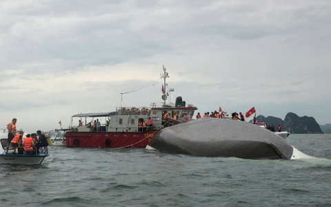Mindestens 18 Menschen sind bei dem Bootsunglück in der Halong-Bucht gestorben. Rettungskräfte suchen nach weiteren Vermissten. - Foto: VNA/Xinhua/dpa