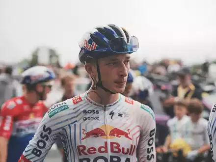 Der deutsche Rad-Jungstar Florian Lipowitz. - Foto: Thibault Camus/AP/dpa