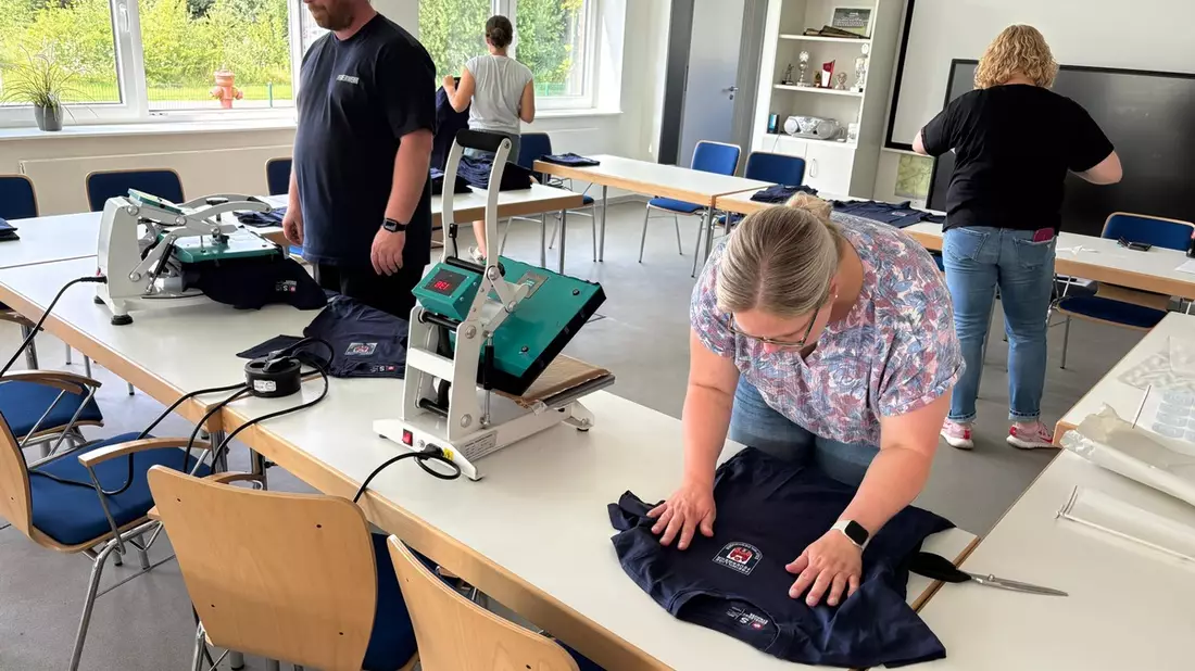 FW-OLL: Neue Poloshirts und T-Shirts für die Ortsfeuerwehren Wildeshausen und Düngstrup - Bild: presseportal.de