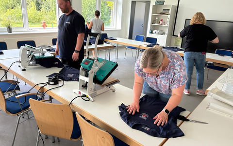 FW-OLL: Neue Poloshirts und T-Shirts für die Ortsfeuerwehren Wildeshausen und Düngstrup - Foto: presseportal.de